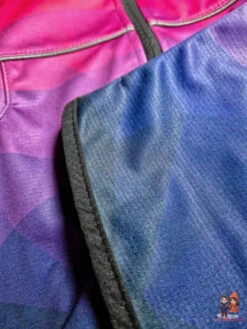 WAMU Mosaic Softshelljacke Kinder Jacke Mit Kapuze 25 WAMU Mosaic Softshelljacke Kinder Jacke Mit Kapuze -Bekleidung Peripherie kids softshell jacket mosaic purple 7